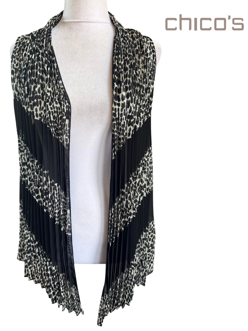 Chico’s 0 Travelers Black White Leopard Scissor Pleated Layer Vest 4 6 stretch S - Picture 2 of 12